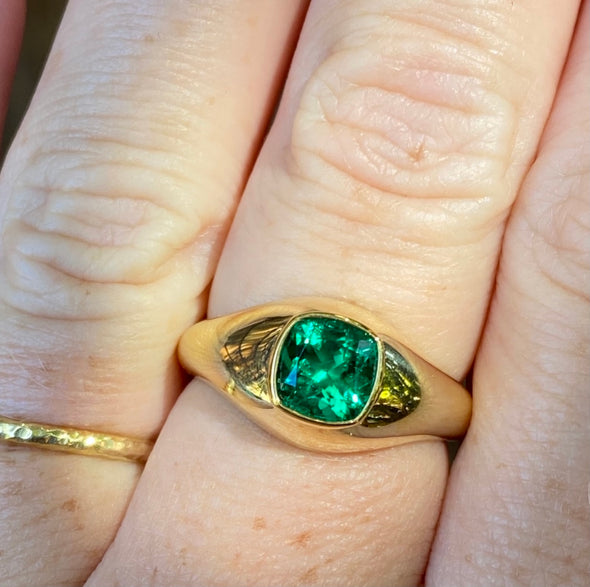 1.07 Colombian Emerald, 18 Karat Gold Signet Ring - AGL certified no enhancement