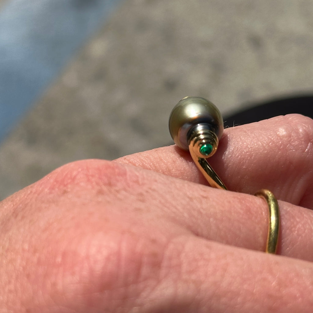 de Vos Tahitian pearl and Colombian emerald rolling ring