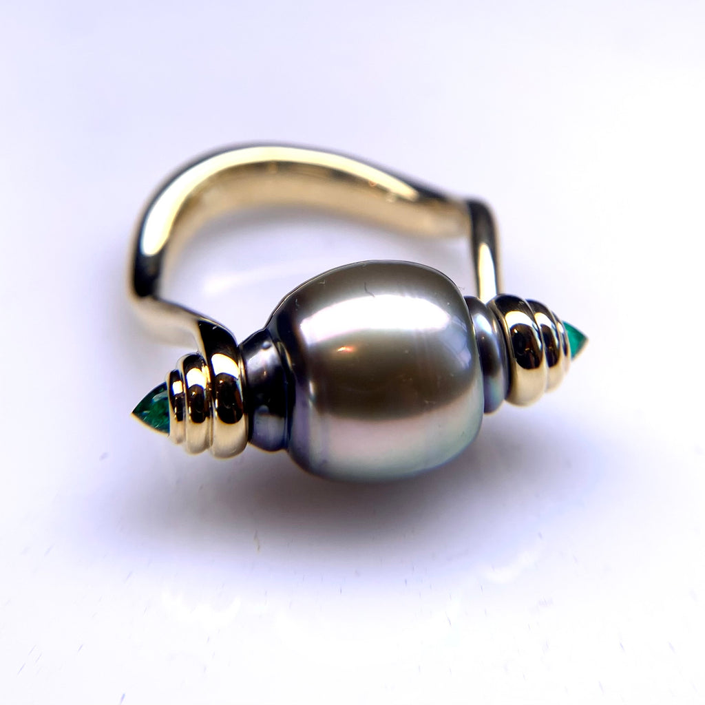de Vos Tahitian pearl and Colombian emerald rolling ring