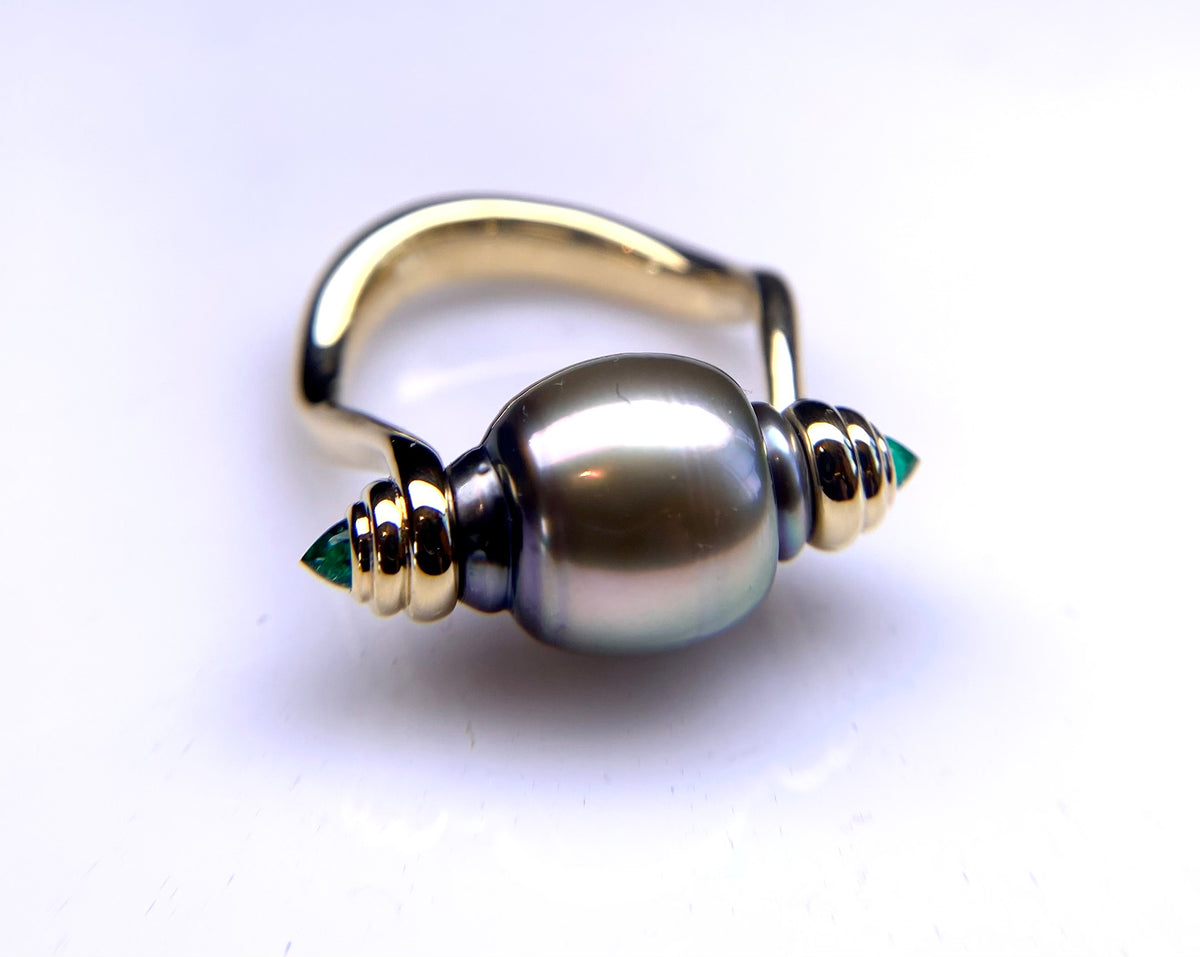 de Vos Tahitian pearl and Colombian emerald rolling ring