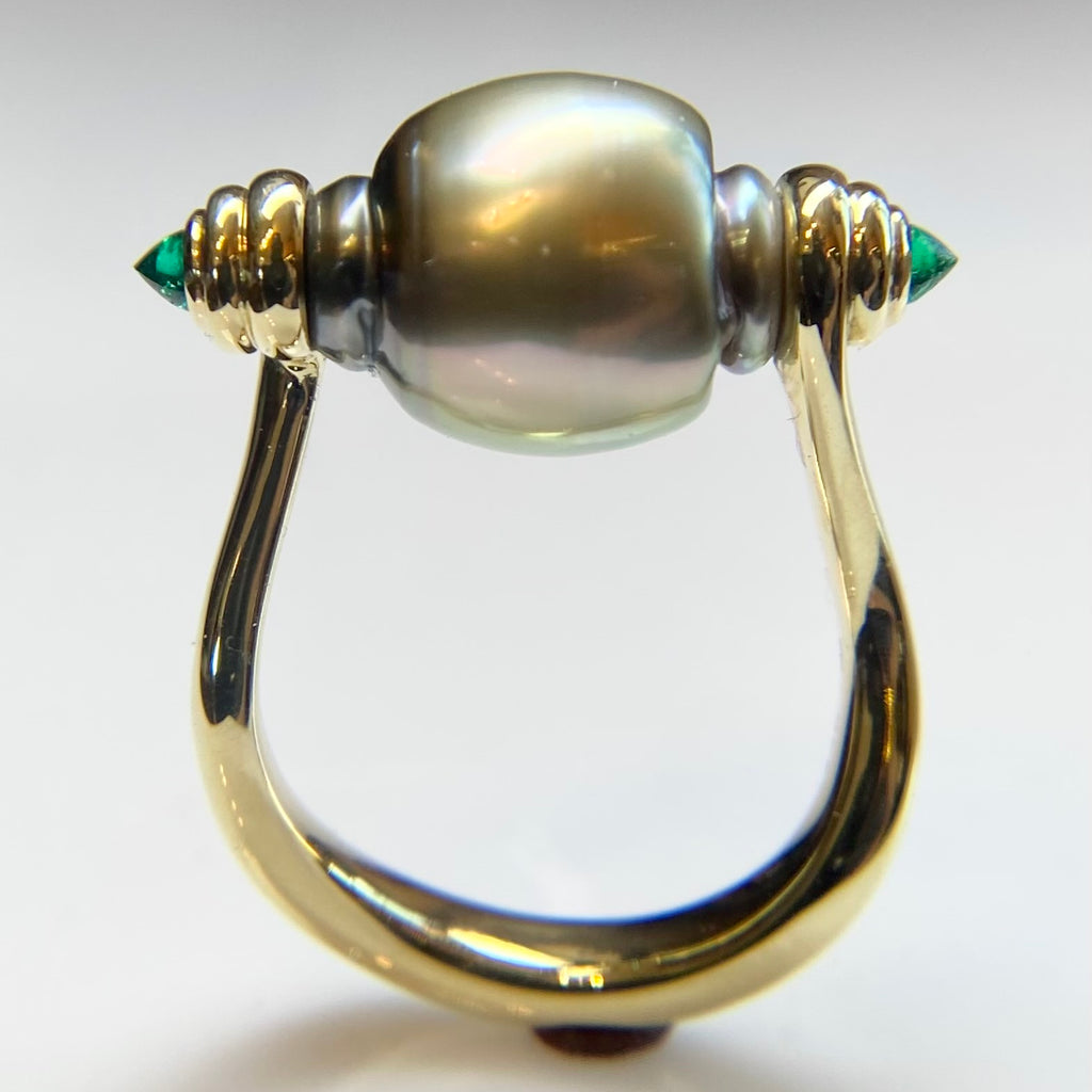 de Vos Tahitian pearl and Colombian emerald rolling ring