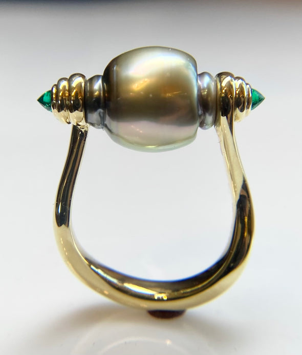 de Vos Tahitian pearl and Colombian emerald rolling ring