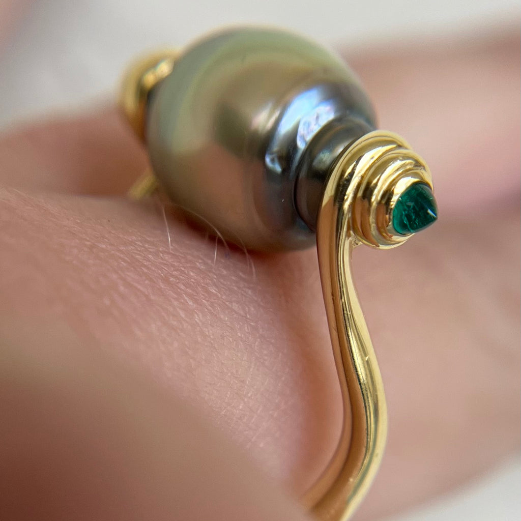 de Vos Tahitian pearl and Colombian emerald rolling ring