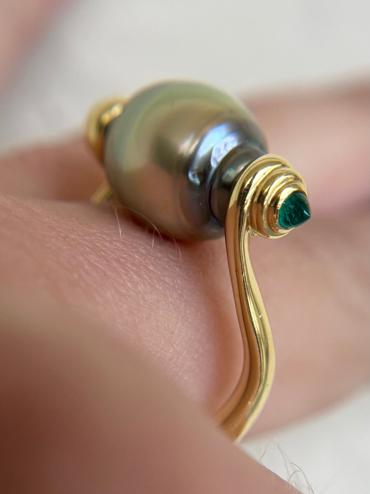 de Vos Tahitian pearl and Colombian emerald rolling ring