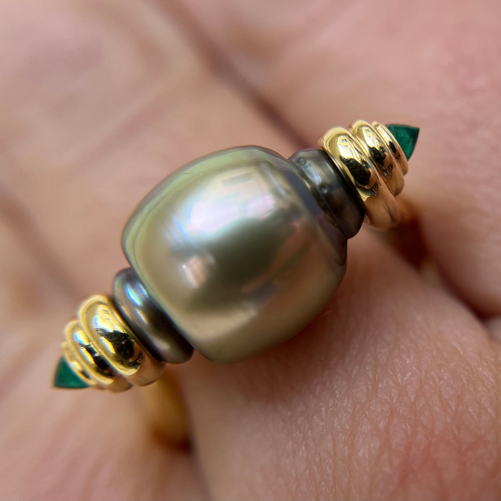 de Vos Tahitian pearl and Colombian emerald rolling ring
