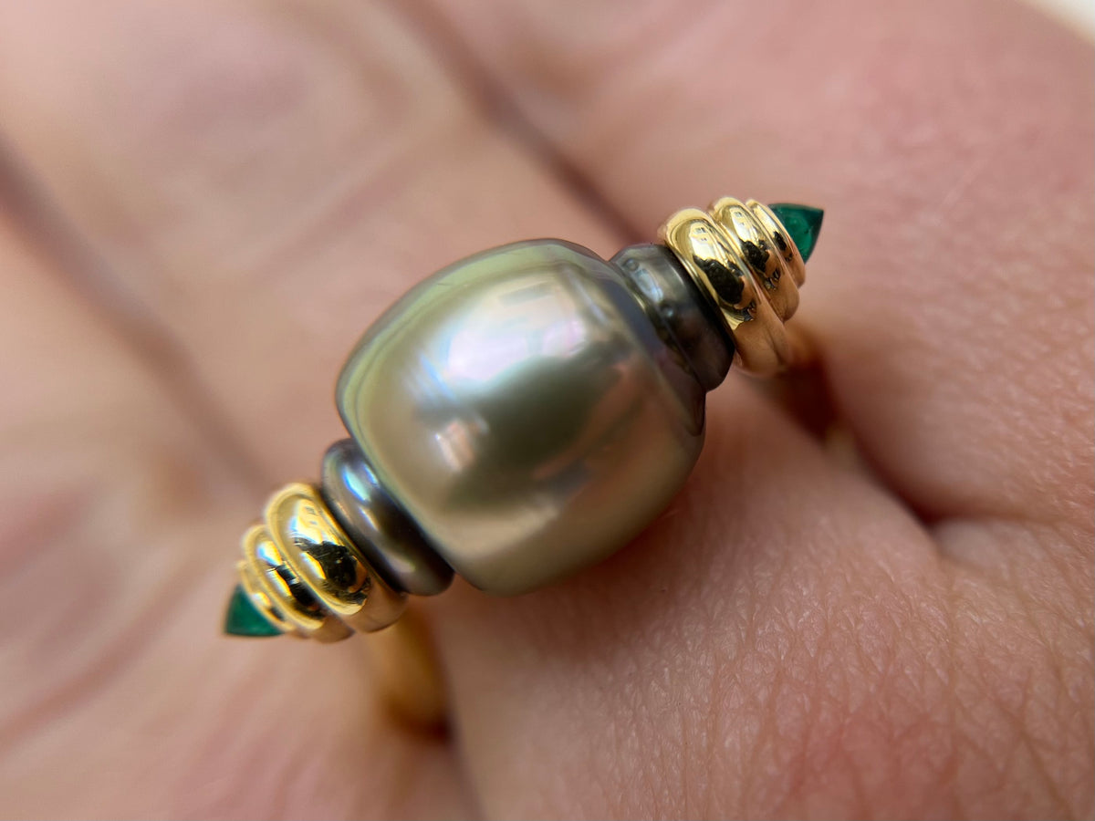 de Vos Tahitian pearl and Colombian emerald rolling ring