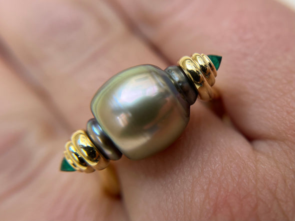 de Vos Tahitian pearl and Colombian emerald rolling ring