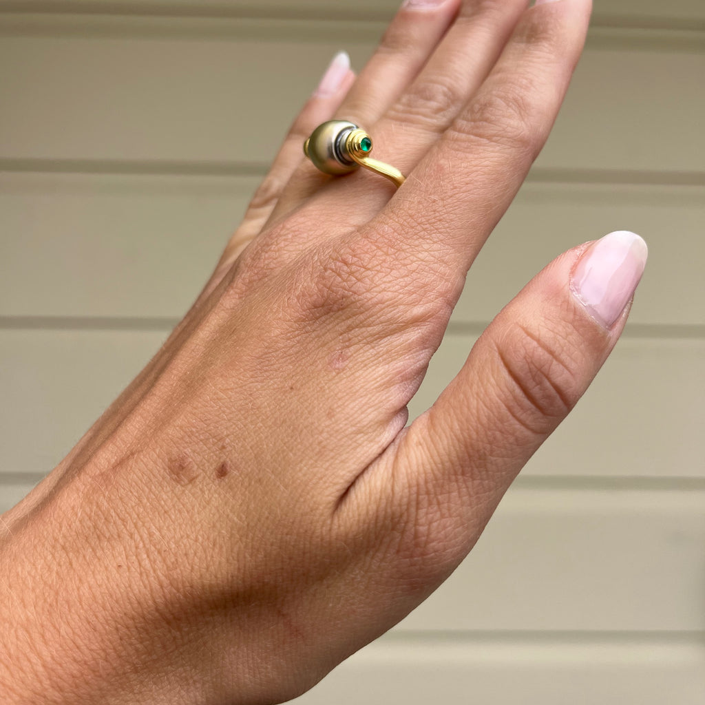 de Vos Tahitian pearl and Colombian emerald rolling ring