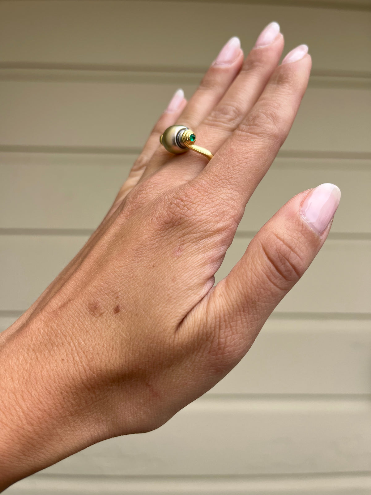 de Vos Tahitian pearl and Colombian emerald rolling ring