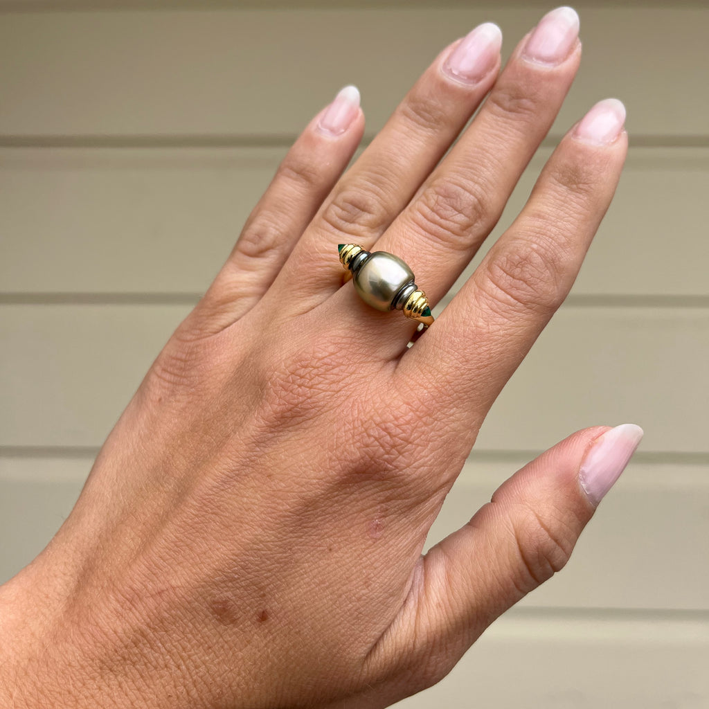 de Vos Tahitian pearl and Colombian emerald rolling ring
