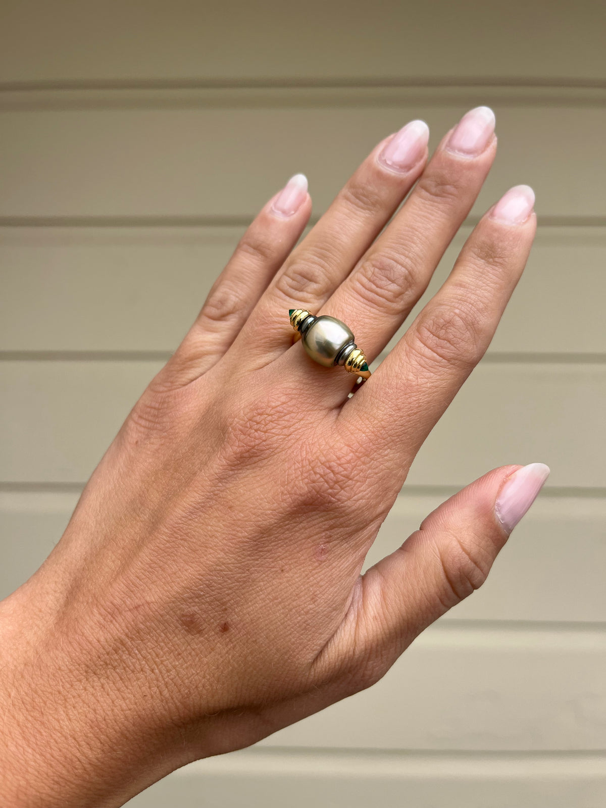 de Vos Tahitian pearl and Colombian emerald rolling ring