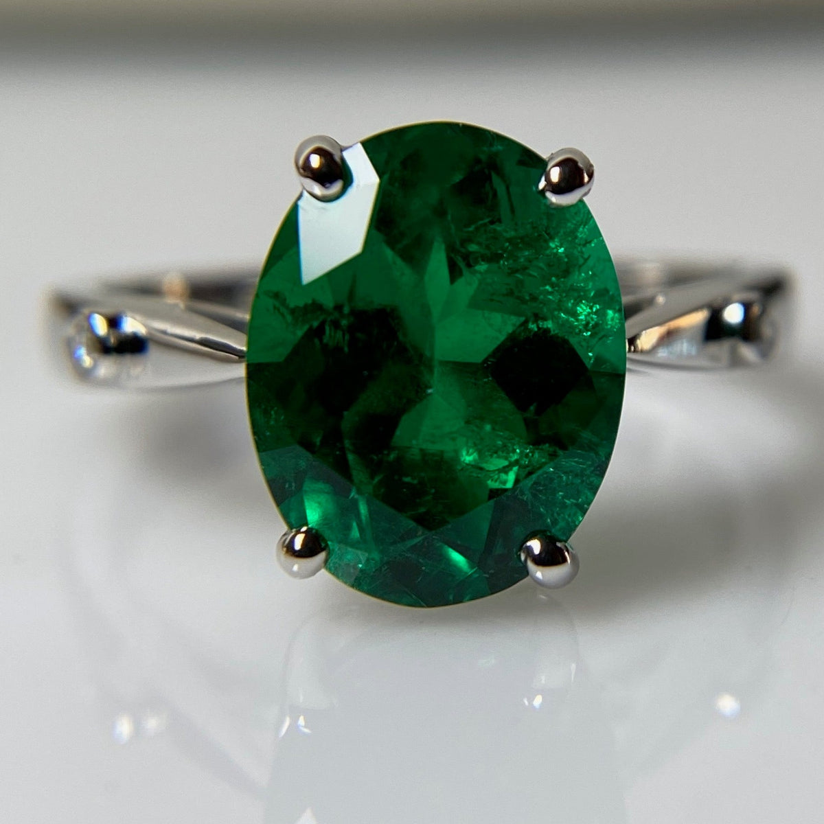 3.13 Carat Colombian Emerald, Platinum and Diamond Ring - AGL certified minor cedarwood oil