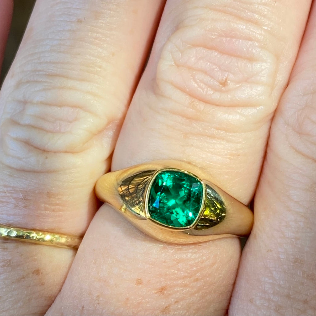 1.07 Colombian Emerald, 18 Karat Gold Signet Ring - AGL certified no enhancement