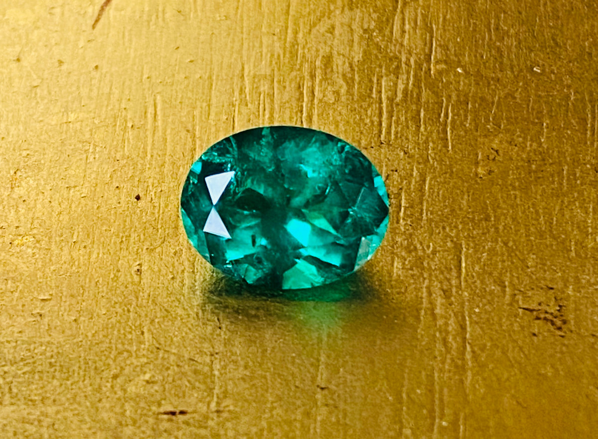 3.13 Carat Colombian Emerald, Platinum and Diamond Ring - AGL certified minor cedarwood oil
