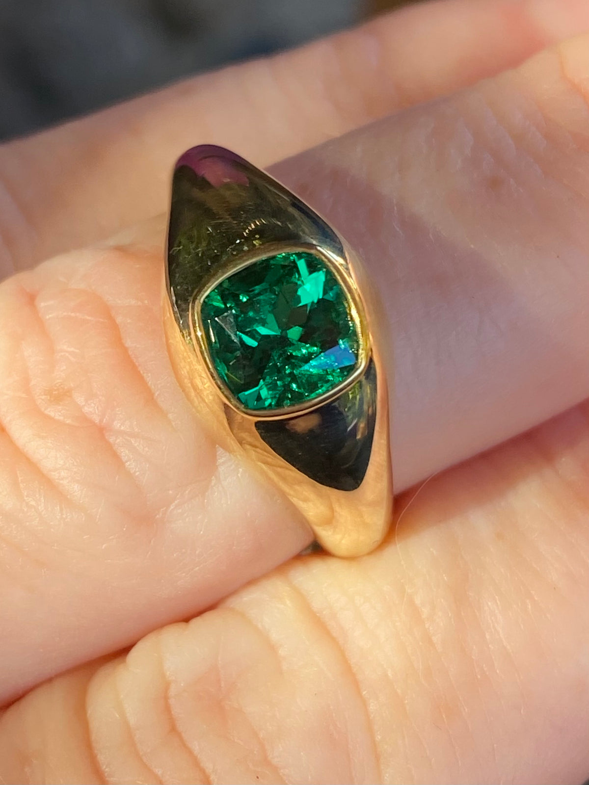 1.07 Colombian Emerald, 18 Karat Gold Signet Ring - AGL certified no enhancement