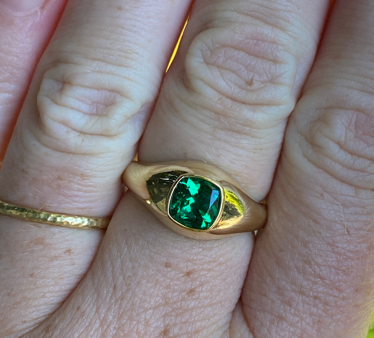 1.07 Colombian Emerald, 18 Karat Gold Signet Ring - AGL certified no enhancement