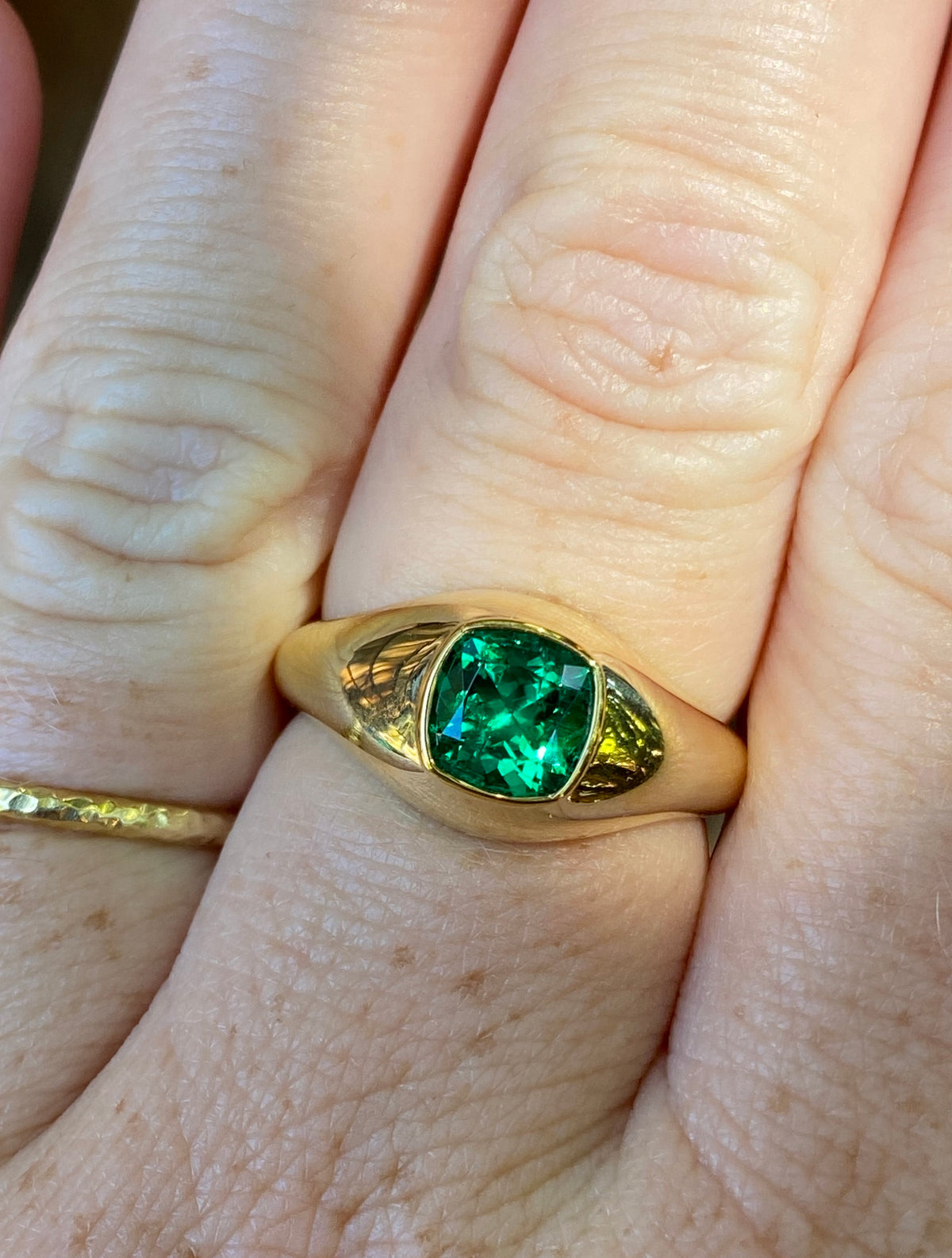 1.07 Colombian Emerald, 18 Karat Gold Signet Ring - AGL certified no enhancement