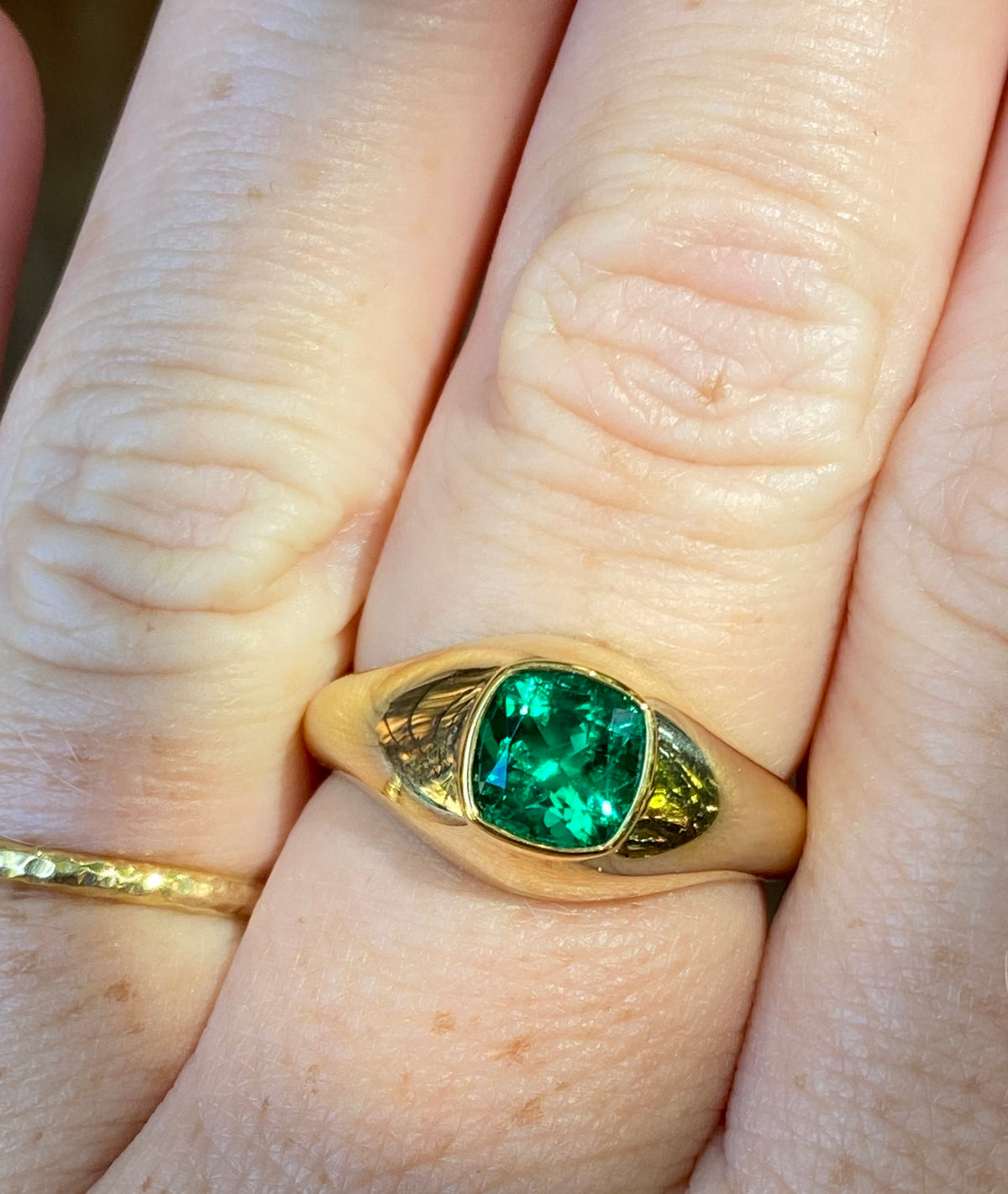1.07 Colombian Emerald, 18 Karat Gold Signet Ring - AGL certified no enhancement